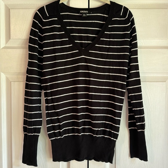 DKNY Striped V-neck sweater 🖤 - Picture 1 of 3